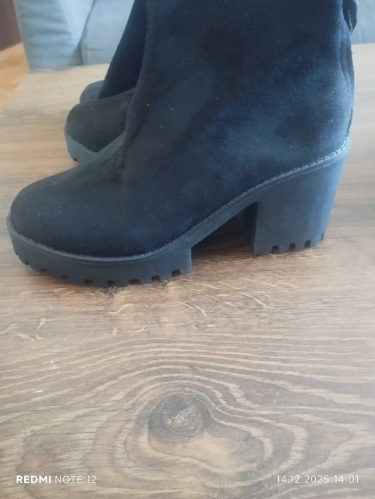 Чисто нови велурени ботуши 35 номер