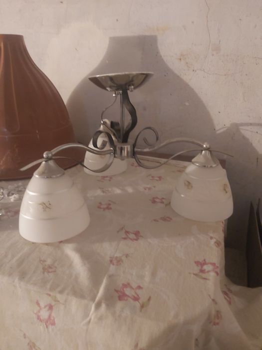 Продам Люстру с 3 цоколями