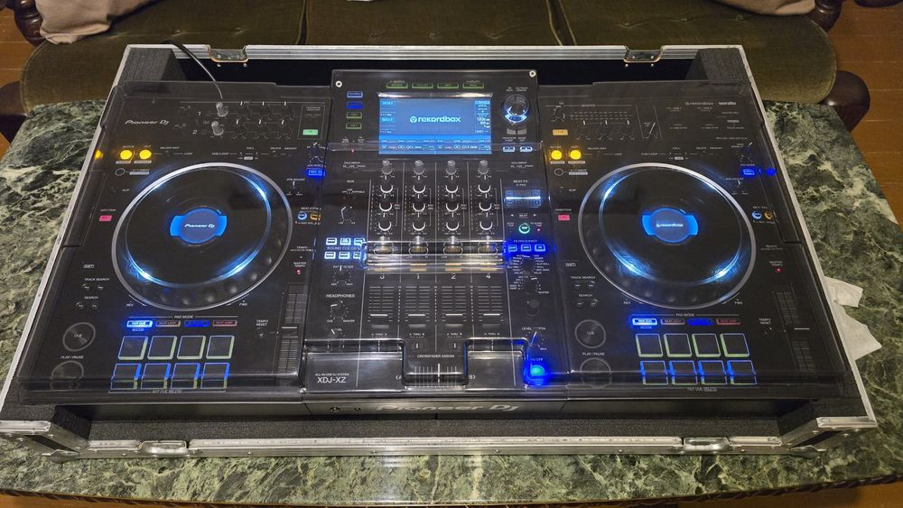 Vând consolă Pioneer XDJ-XZ cu flight case și decksaver