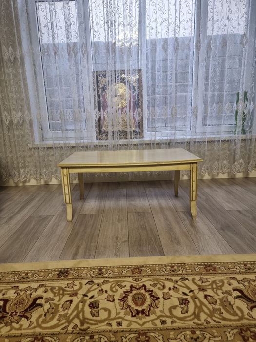 Продается два дивана с 2 креслами с чайным столиком