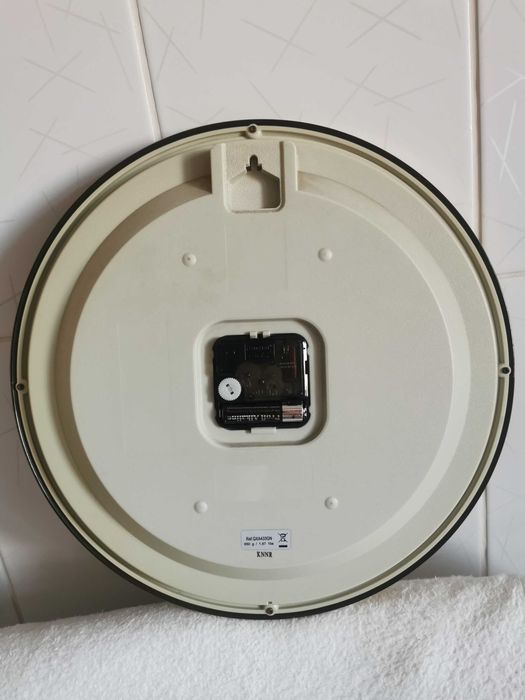 Ceas de perete Seiko,silentios,quartz cu baterie AA1.5V, diametru 32 cm