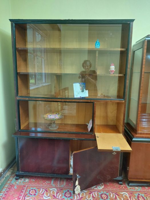 Biblioteca retro în stare bună cu dulap inferior si vitrina cu rafturi
