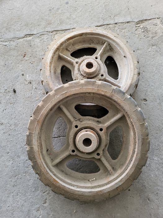 Продам колеса с осью (катки) на подшипниках.