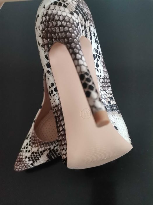 Змийски обувки на ток