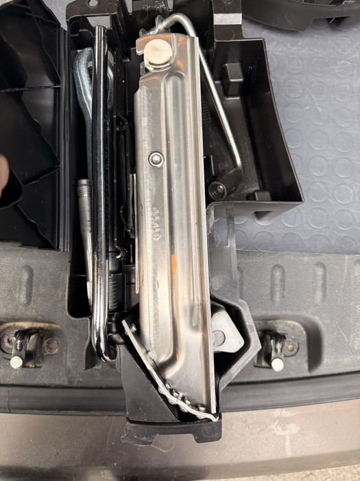 Крик,ключ за гуми  Авариен комплек Мерцедес W218, Mercedes W221,W222