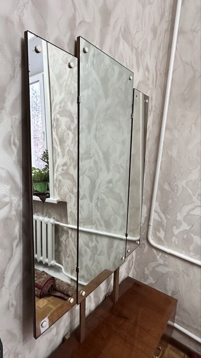 Дамский столик с зеркалом