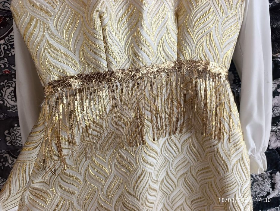 Ansambl koʻylak yangi, ichidagi oq baza koʻylagi bilan