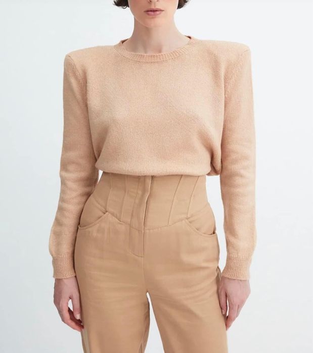 Пуловер с подплънки на раменете Trendyol