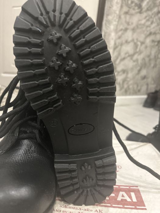 Продам берцы новые 2 пары 39 размер