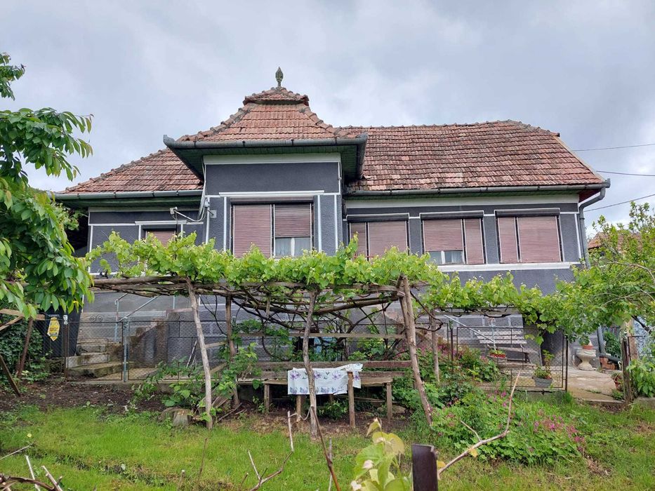 PF vand casa in loc. Moldovenesti, teren 1053mp