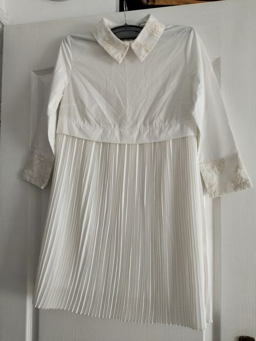 Rochie alba plisata cu broderie