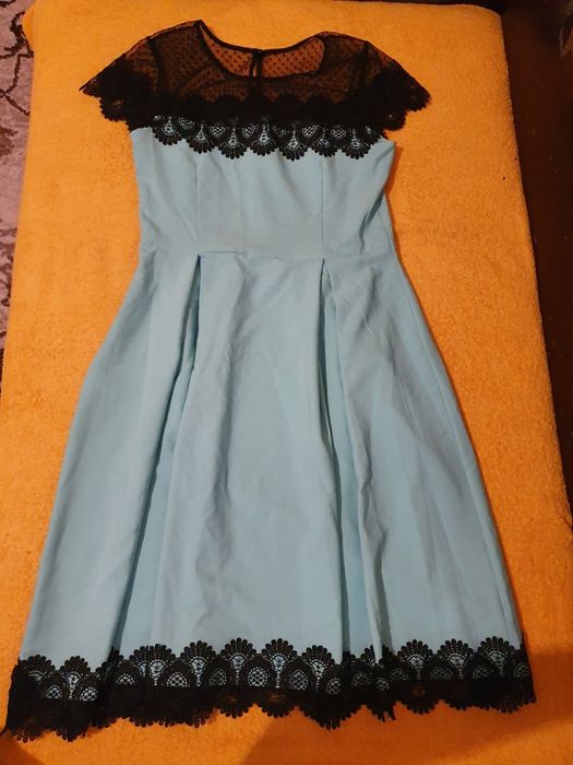 Продам два платья,размер 48,50.