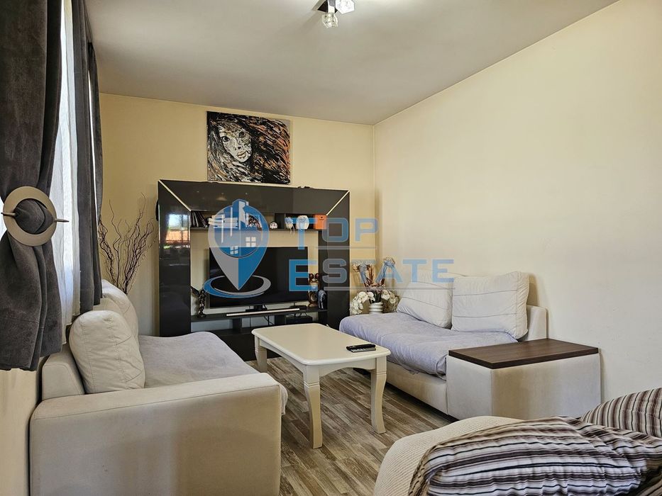 Обзаведена къща с три спални, барбекю, двор и гараж в село Поликраище