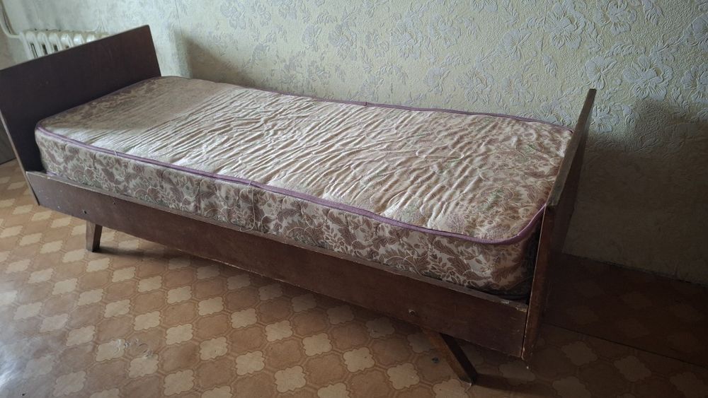 Кровать с матрасом