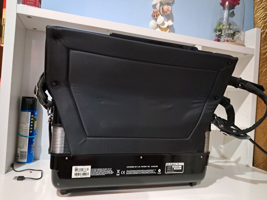 Se vinde acordeon ROLAND FR7X  este impecabil  cu tonuri de la Paul