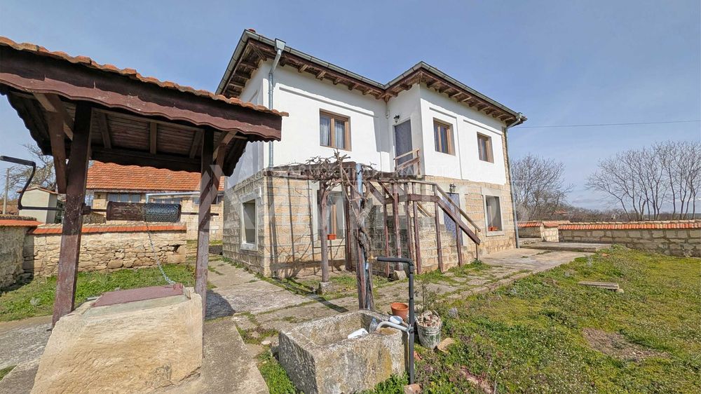 Продава двуетажна каменна къща в провансалски стил с 2,5 дка двор.