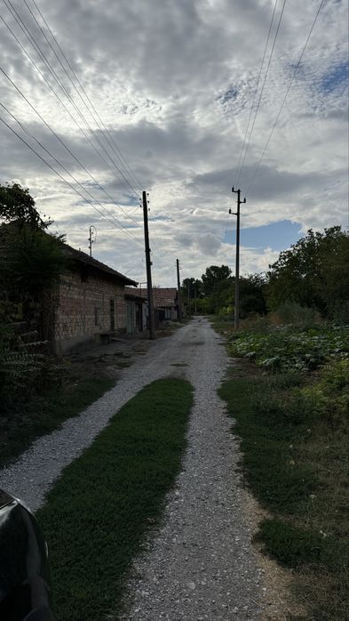 Къща с двор и геран