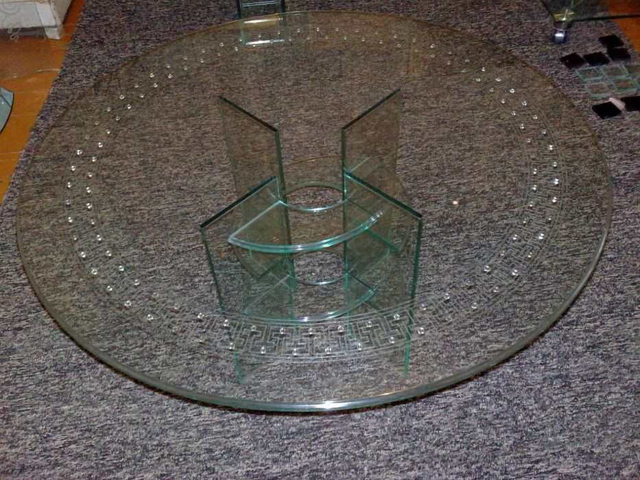 Полки из стекла, створки из стекла. Стеклянные конструкции.