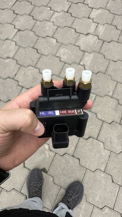 Блок клапанов пневмоподвески R, E