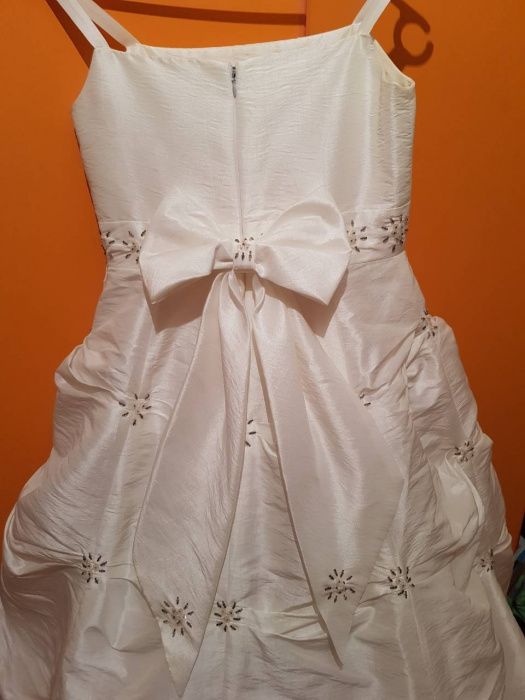 Продавам шаферска рокля за дете