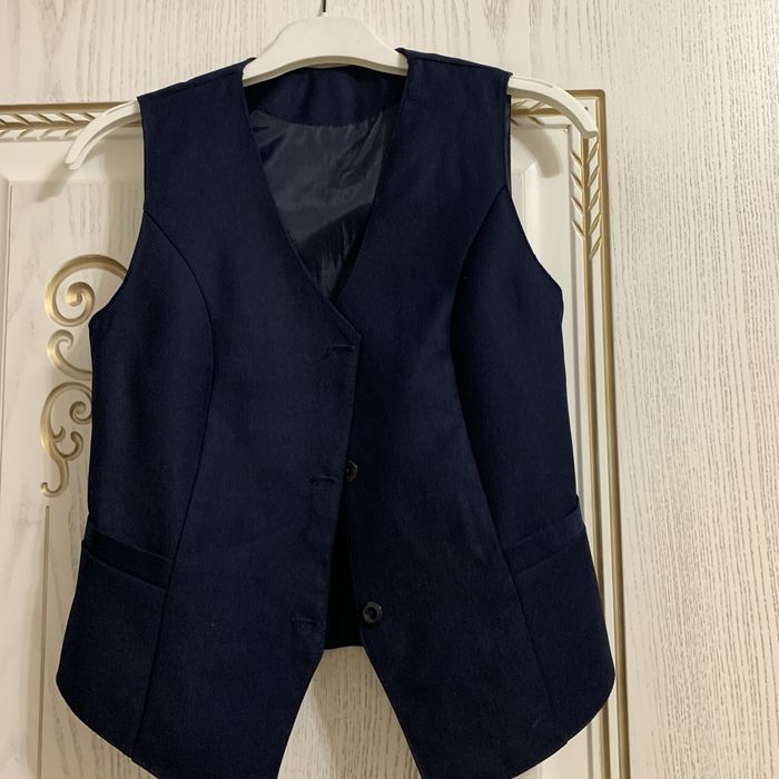 Жилет школьный на 8-9 лет