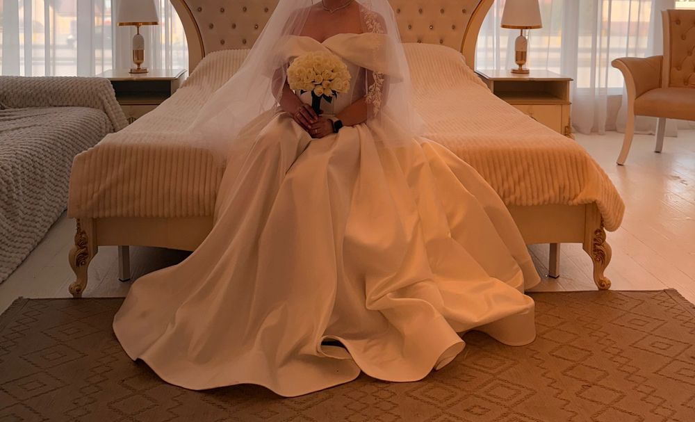 Продаю свадебное платье , сшилось на заказ по размерам М L