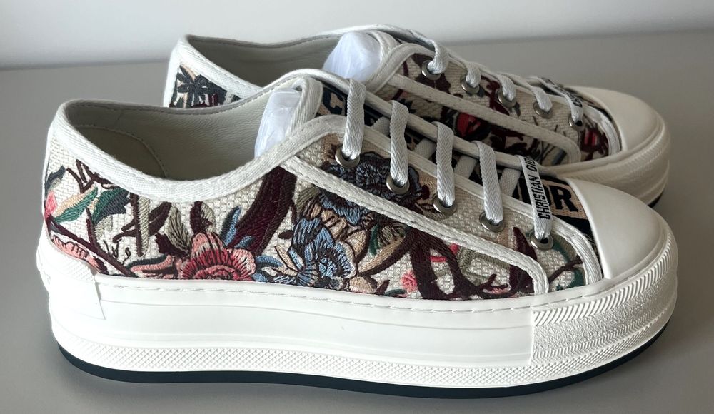 Дамски кецове обувки маратонки Dior. Налични 37 и 38 номер.