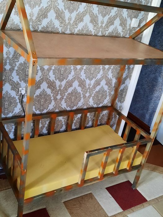 Детские кроват Домик. Срочно очень дёшево чистое как новый.