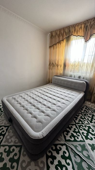 Кровать Intexc встроенным насосом.