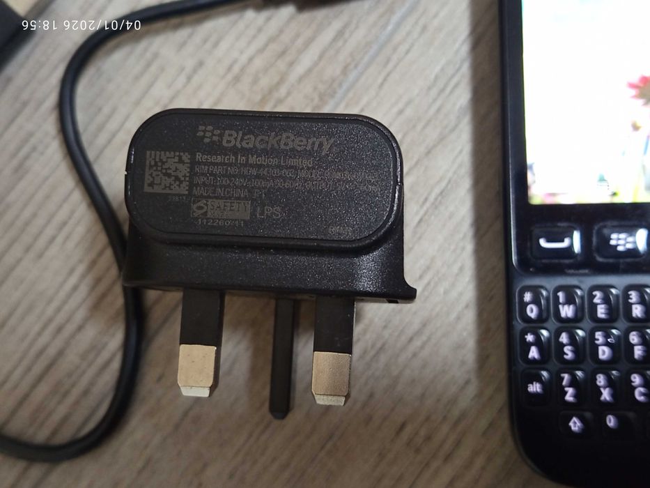 BLACKBERRY 9720 Smartphone с оригинално зарядно и кабел