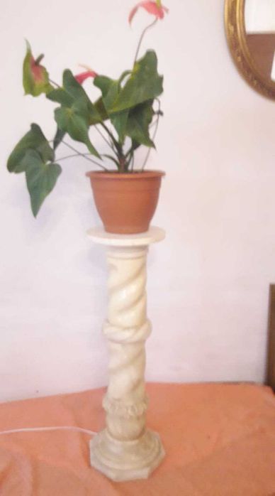 Pedestal din marmura alabastru
