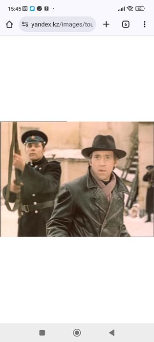 Плащ его, но шляпы нет