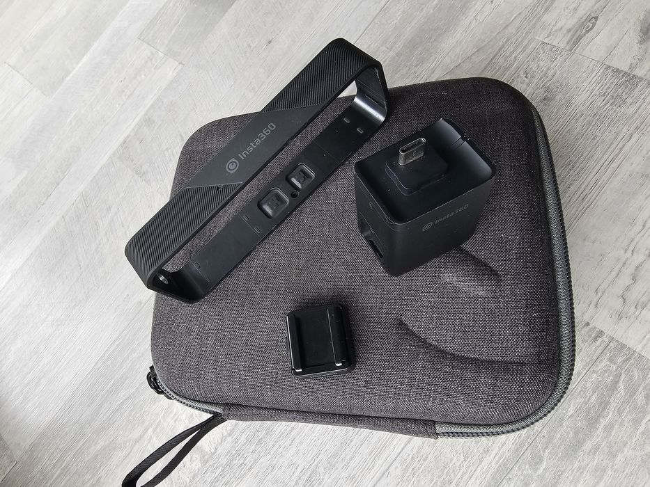 Vând pachet complet Insta360 ONE RS - Lentile 4K, 360, 1-Inch Leica +
