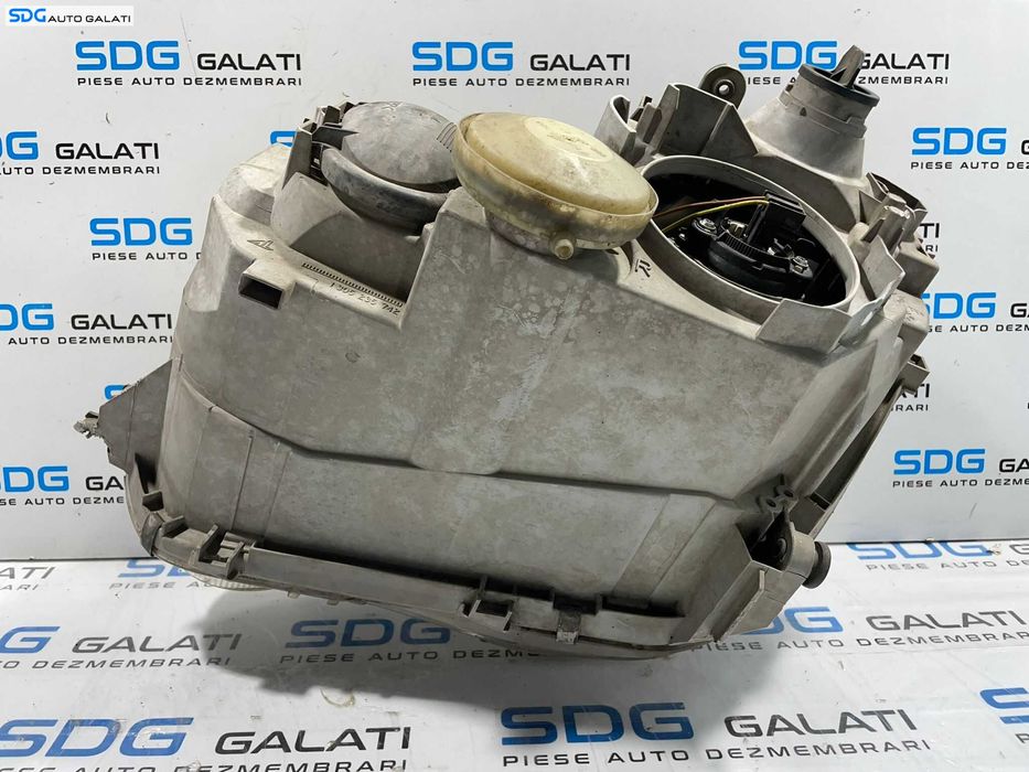 Far Dreapta EUROPA FARA Xenon Mercedes Clasa C Class W203 FL Facelift 2004 - 2007 Cod A2038203359 0301166208 [L4614]
