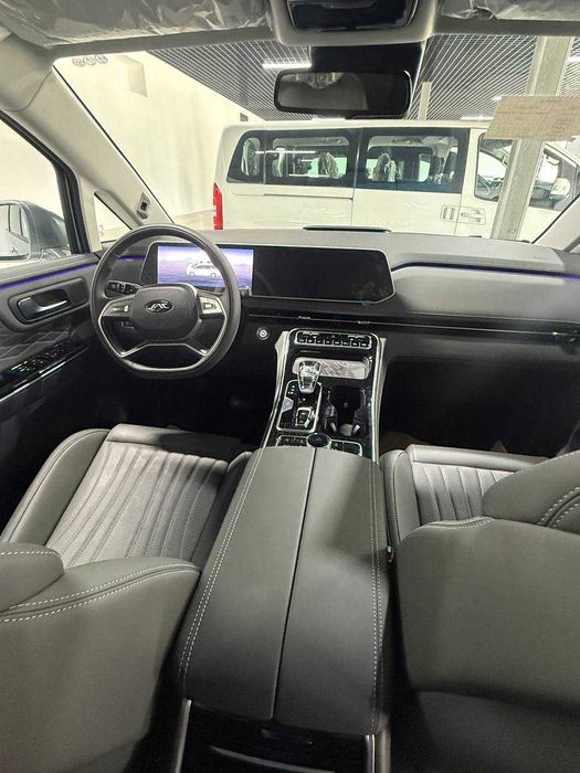 Yangi JAC RF8 — Premium minivenning yangi darajasi