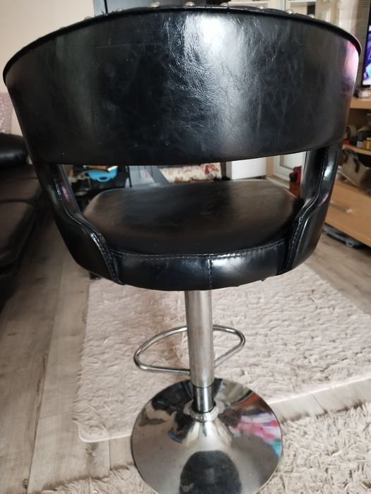 Продавам бар стол