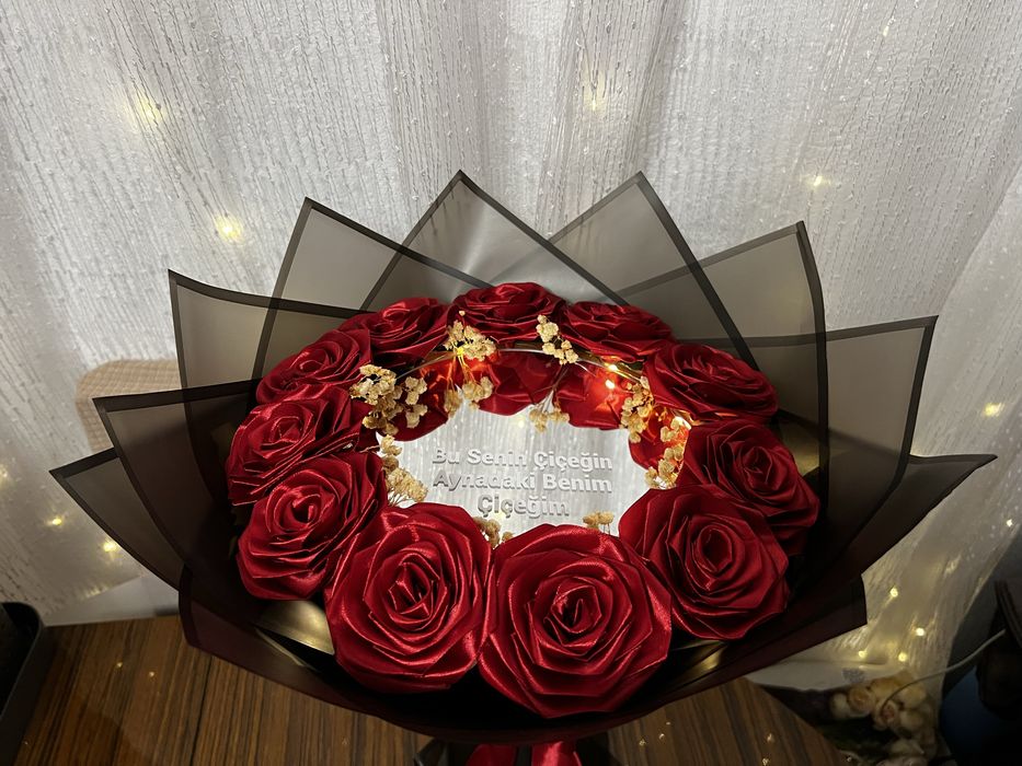 Премиум букет със сатенени рози и персонално