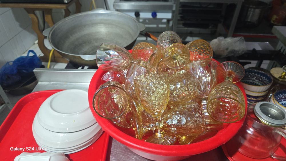 Продаётся посуду и газ плитка для кафе,ресторан