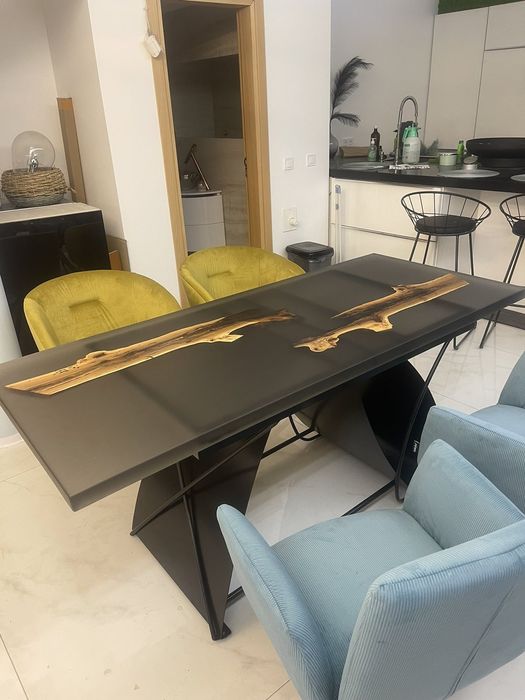 Трапезни и холни маси от масив и епоксидна смола