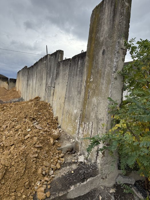 Separatoare din beton armat, – 3-4 m înălțime, talpă 2 m, lățime 1 m