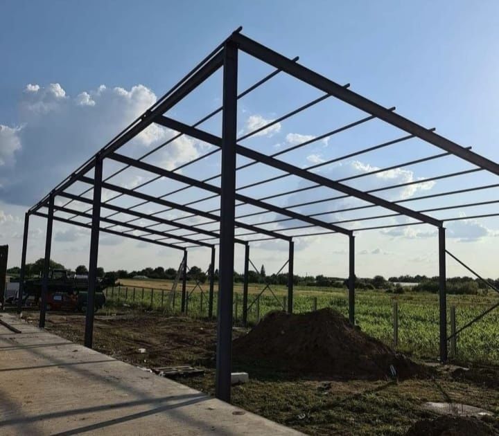 Vand hală metalică de pe stoc 8 m lățime pe 20 lungime cu tot cu montaj la super preț fac și alte mărimi orice mărime lucrăm fără avans
