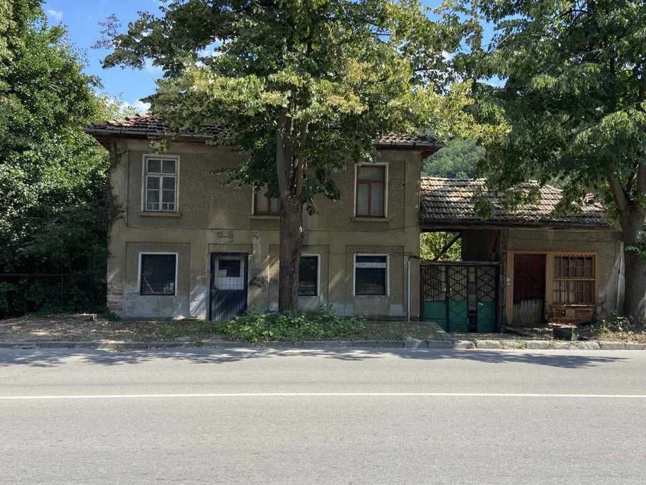 Голямо дворно място с къща в град Габрово изгодно