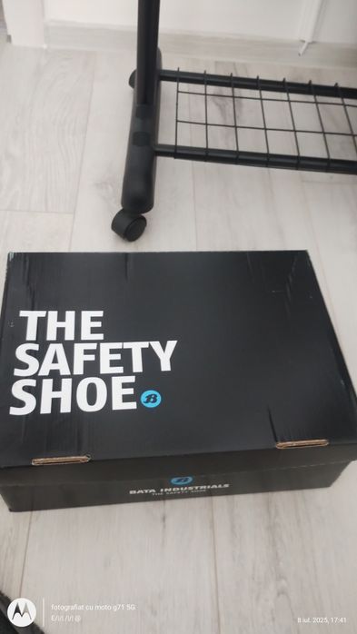 2 x Bocanci Vector noi in cutie -  43 - OFERTĂ DE SĂRBĂTORI