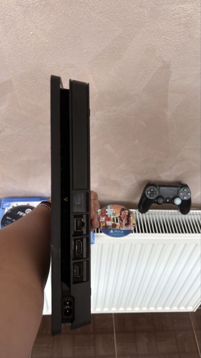 Se vinde ps4 slim si xbox one s