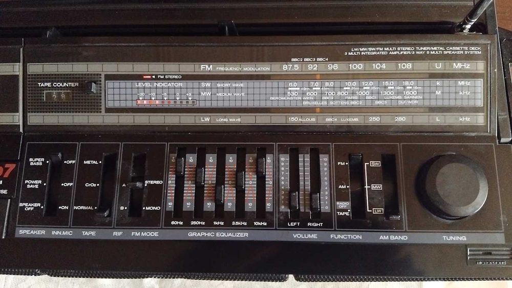 Радиокасетофон Hitachi TRK-7620E 3D Super Woofer