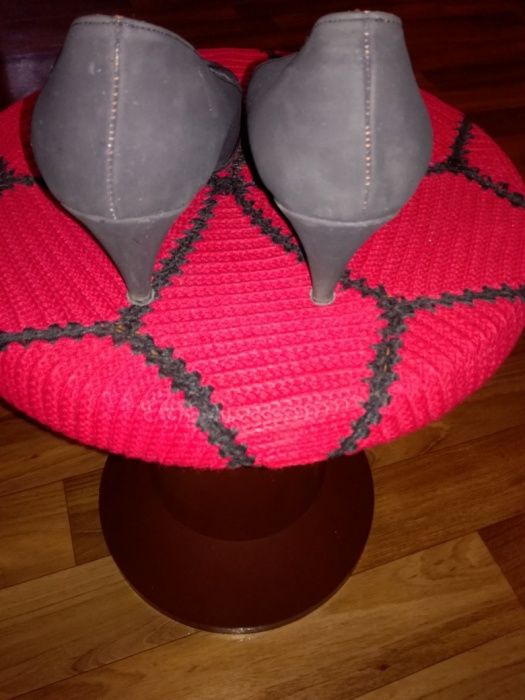 Продавам дамски официални обувки.