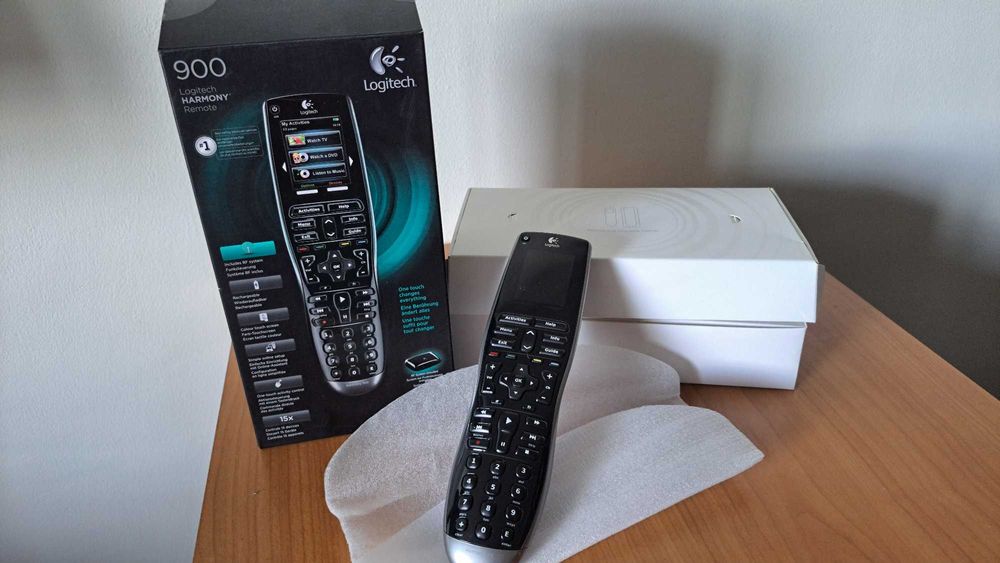 Telecomanda universala Logitech Harmony 900, stare perfecta functional si estetic
