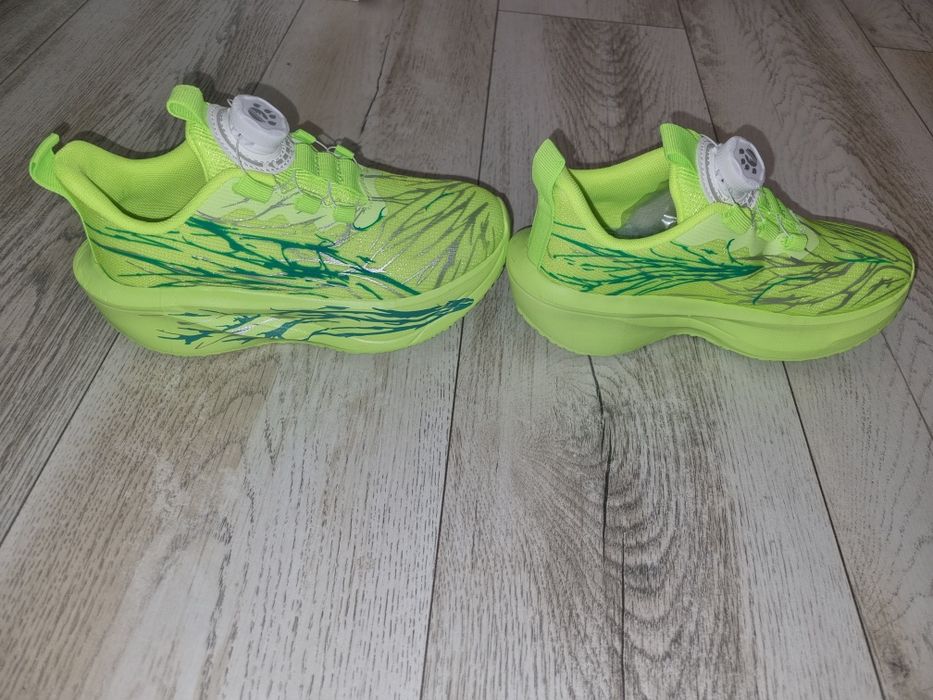 Vând adidași NOI băieți mărime 34  21 cm interior