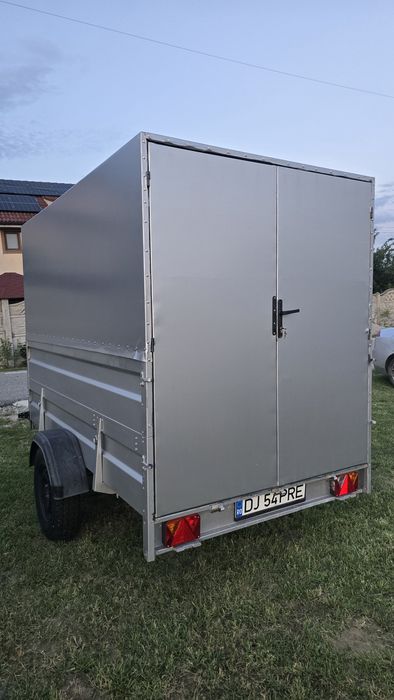 Vând remorcă basculabilă cu sistem de frânare, 1000 kg.