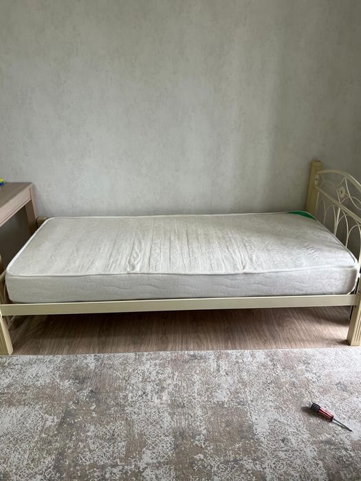 Кровать спальная